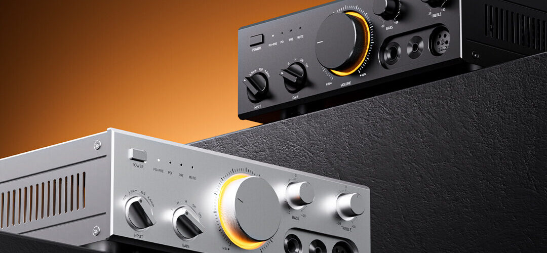 FiiO CLASS A ampli casque et préampli de bureau en finitions argent et noire, gros bouton de volume rétroéclairé orange, sélecteurs d'entrée et de gain, réglages basses et aigus, sorties casque 6,35 mm, 4,4 mm et XLR