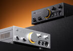 FiiO CLASS A ampli casque et préampli de bureau en finitions argent et noire, gros bouton de volume rétroéclairé orange, sélecteurs d'entrée et de gain, réglages basses et aigus, sorties casque 6,35 mm, 4,4 mm et XLR