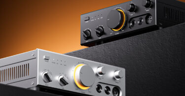 FiiO CLASS A ampli casque et préampli de bureau en finitions argent et noire, gros bouton de volume rétroéclairé orange, sélecteurs d'entrée et de gain, réglages basses et aigus, sorties casque 6,35 mm, 4,4 mm et XLR
