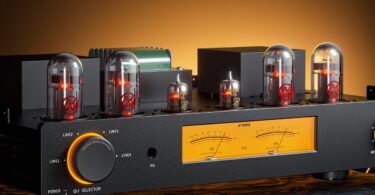 Amplificateur à tubes FiiO EA13 en finition noire, quatre lampes de puissance JJ EL34 et deux Sylvania NOS PCF80 allumées, transformateurs, sélecteur LINE1 à LINE4 rétroéclairé, prise casque et double VU-mètre ambré