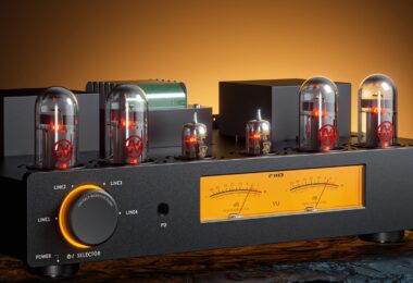 Amplificateur à tubes FiiO EA13 en finition noire, quatre lampes de puissance JJ EL34 et deux Sylvania NOS PCF80 allumées, transformateurs, sélecteur LINE1 à LINE4 rétroéclairé, prise casque et double VU-mètre ambré