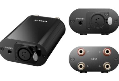 Adaptateur FiiO IMP XLR-4 noir en aluminium vu de trois quarts, face avant avec prises casque 4,4 mm et XLR 4 broches, face arrière avec quatre borniers R+ R- L+ L-