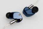 Paire d'intras final A8000 DC à coque en acier inoxydable poli miroir bleu marine, vis dorées, embouts noirs et câble Junkosha argenté ePTFE à connecteurs MMCX