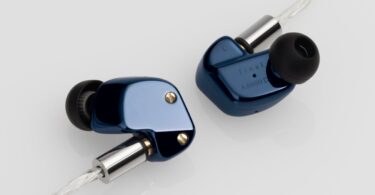 Paire d'intras final A8000 DC à coque en acier inoxydable poli miroir bleu marine, vis dorées, embouts noirs et câble Junkosha argenté ePTFE à connecteurs MMCX