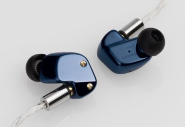 Paire d'intras final A8000 DC à coque en acier inoxydable poli miroir bleu marine, vis dorées, embouts noirs et câble Junkosha argenté ePTFE à connecteurs MMCX