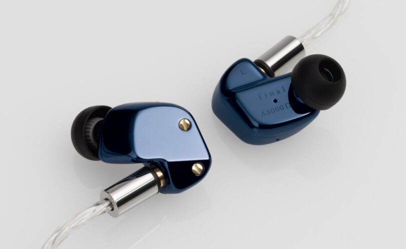 Paire d'intras final A8000 DC à coque en acier inoxydable poli miroir bleu marine, vis dorées, embouts noirs et câble Junkosha argenté ePTFE à connecteurs MMCX