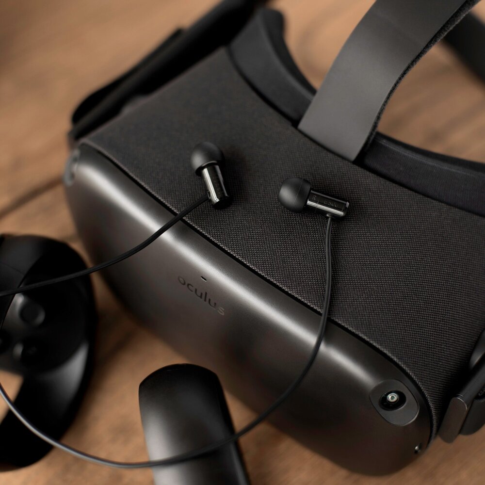 Intras final E500 posés sur un casque de réalité virtuelle, usage binaural en VR