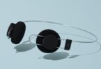 Casque sans fil Final Porta noir vu de côté : arceau en simple fil métallique Air Wire, coussinets ronds en mousse et petits boîtiers électroniques sur le fil