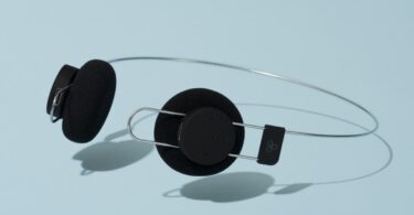 Casque sans fil Final Porta noir vu de côté : arceau en simple fil métallique Air Wire, coussinets ronds en mousse et petits boîtiers électroniques sur le fil