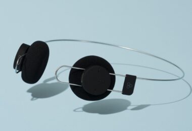 Casque sans fil Final Porta noir vu de côté : arceau en simple fil métallique Air Wire, coussinets ronds en mousse et petits boîtiers électroniques sur le fil
