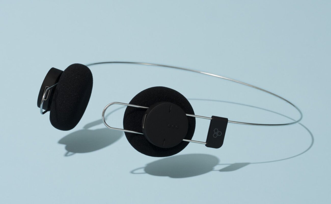 Casque sans fil Final Porta noir vu de côté : arceau en simple fil métallique Air Wire, coussinets ronds en mousse et petits boîtiers électroniques sur le fil