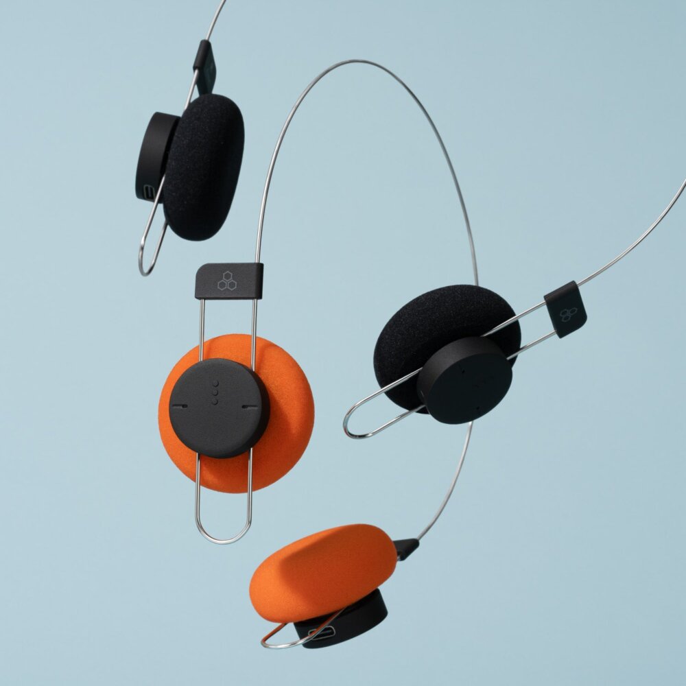 Les deux coloris du casque Final Porta, orange et noir, avec leurs arceaux en fil métallique et leurs coussinets ronds