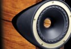 Fyne Audio F1-10 Anniversary : haut-parleur coaxial IsoFlare avec tweeter à compression central et bague dorée, sur coffret en ronce de noyer vernie
