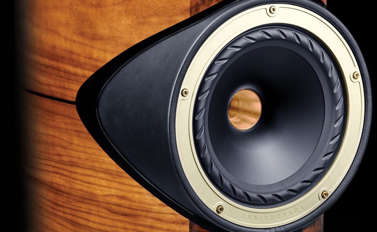 Fyne Audio F1-10 Anniversary : haut-parleur coaxial IsoFlare avec tweeter à compression central et bague dorée, sur coffret en ronce de noyer vernie