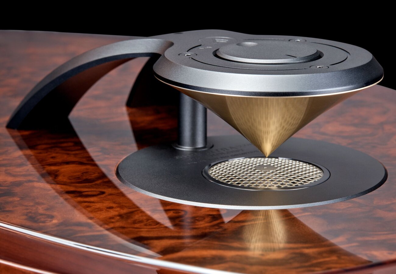 Super-tweeter SuperTrax intégré au sommet de la Fyne Audio F1-10 Anniversary : diffuseur conique doré au-dessus d'une grille, support en arc sur le dessus laqué en ronce de noyer