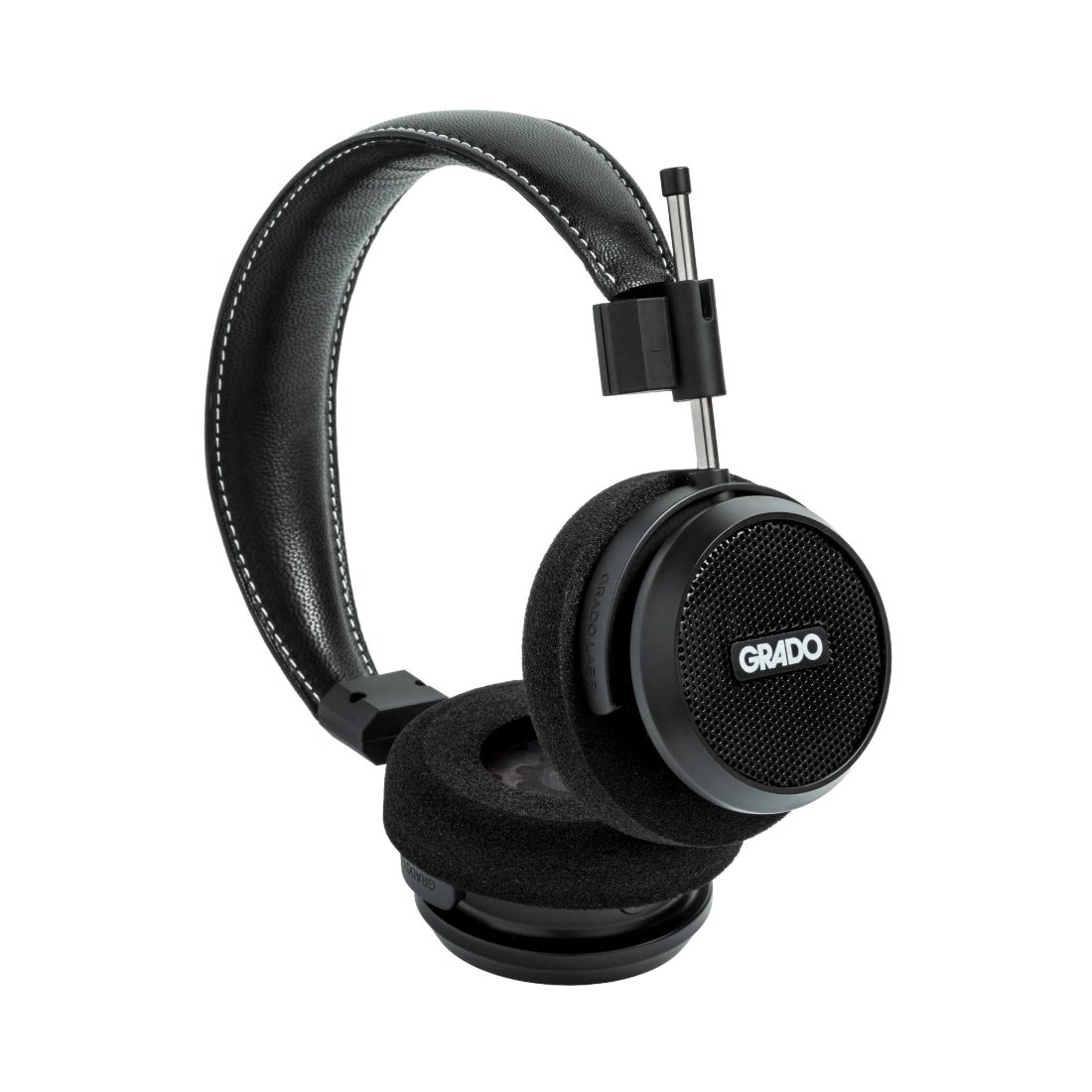 Grado Signature S150 vu de trois quarts sur fond blanc, coque noire à grille, coussinet en mousse et arceau en cuir surpiqué