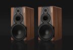 Paire d'enceintes actives trois voies Harbeth NLE-3 en noyer, avec tweeter à dôme de 21 mm, médium RADIAL de 200 mm et boomer de 300 mm, sur fond noir
