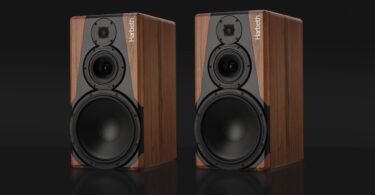 Paire d'enceintes actives trois voies Harbeth NLE-3 en noyer, avec tweeter à dôme de 21 mm, médium RADIAL de 200 mm et boomer de 300 mm, sur fond noir