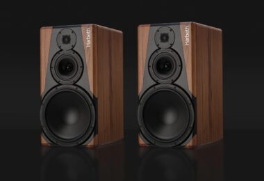 Paire d'enceintes actives trois voies Harbeth NLE-3 en noyer, avec tweeter à dôme de 21 mm, médium RADIAL de 200 mm et boomer de 300 mm, sur fond noir