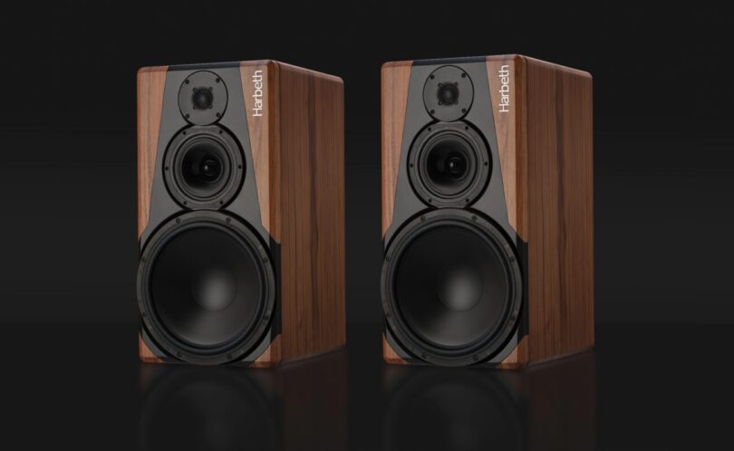 Paire d'enceintes actives trois voies Harbeth NLE-3 en noyer, avec tweeter à dôme de 21 mm, médium RADIAL de 200 mm et boomer de 300 mm, sur fond noir