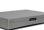 DAC Ideon Audio Ayazi Max argenté vu de trois quarts avec son nouvel écran en façade, présenté en première mondiale au salon Audio Video Show de Varsovie 2026