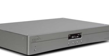 DAC Ideon Audio Ayazi Max argenté vu de trois quarts avec son nouvel écran en façade, présenté en première mondiale au salon Audio Video Show de Varsovie 2026