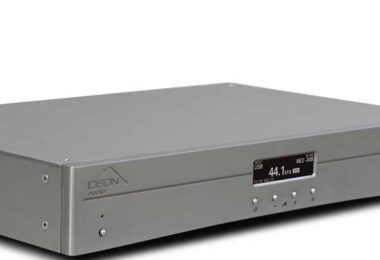DAC Ideon Audio Ayazi Max argenté vu de trois quarts avec son nouvel écran en façade, présenté en première mondiale au salon Audio Video Show de Varsovie 2026