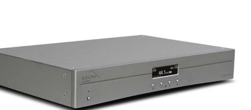 DAC Ideon Audio Ayazi Max argenté vu de trois quarts avec son nouvel écran en façade, présenté en première mondiale au salon Audio Video Show de Varsovie 2026