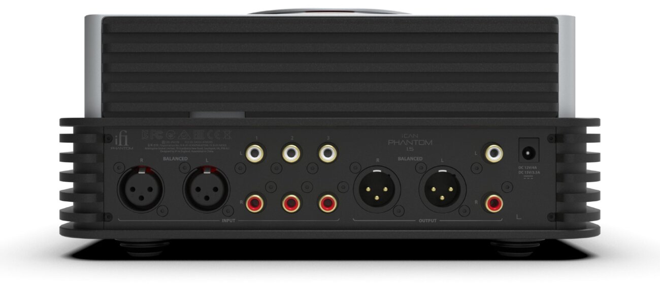 Face arrière de l'ampli casque iFi iCAN Phantom 1.5 avec ses entrées et sorties symétriques XLR et asymétriques RCA