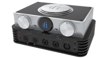 Ampli casque iFi iCAN Phantom 1.5 vu de trois quarts avec son boîtier aluminium à deux niveaux, ses deux potentiomètres, son écran OLED et ses sorties casque en façade