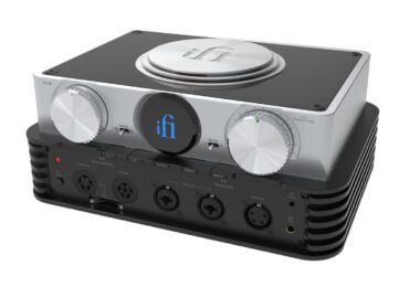 Ampli casque iFi iCAN Phantom 1.5 vu de trois quarts avec son boîtier aluminium à deux niveaux, ses deux potentiomètres, son écran OLED et ses sorties casque en façade