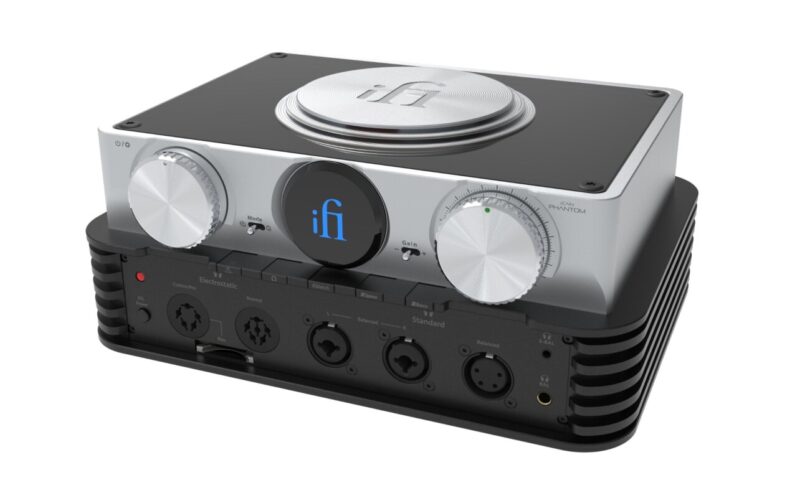Ampli casque iFi iCAN Phantom 1.5 vu de trois quarts avec son boîtier aluminium à deux niveaux, ses deux potentiomètres, son écran OLED et ses sorties casque en façade