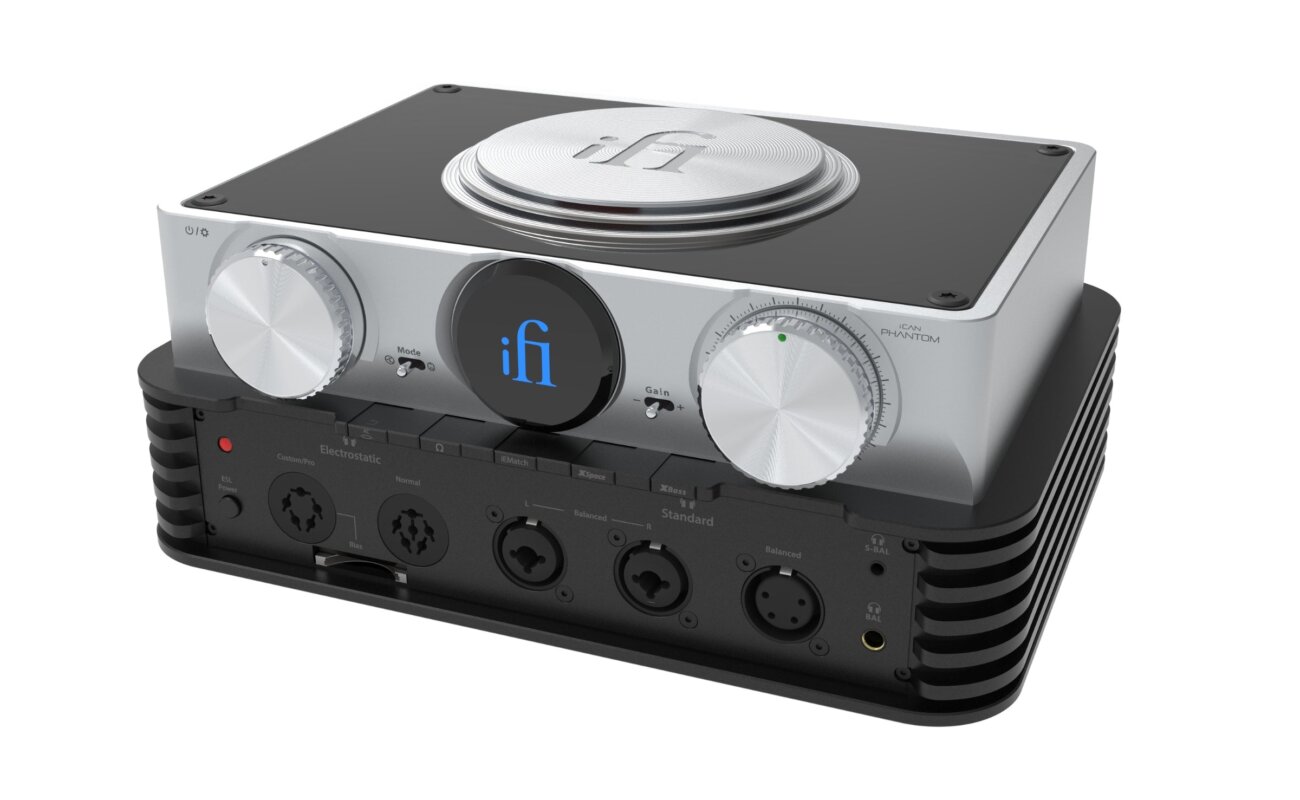 Ampli casque iFi iCAN Phantom 1.5 vu de trois quarts avec son boîtier aluminium à deux niveaux, ses deux potentiomètres, son écran OLED et ses sorties casque en façade