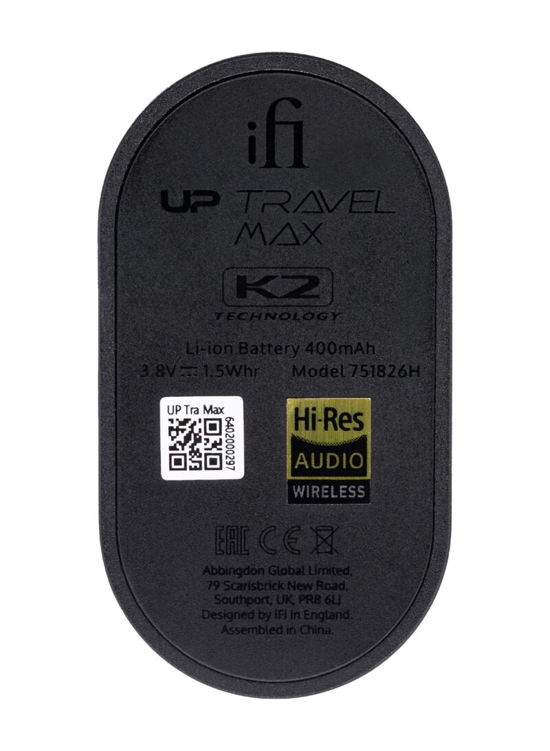 Dos de l'iFi UP Travel Max avec sérigraphie K2 Technology, batterie lithium-ion 400 mAh 3,8 V 1,5 Wh et logo Hi-Res Audio Wireless
