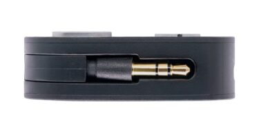 Émetteur-récepteur Bluetooth iFi UP Travel Max vu de profil, boîtier noir compact avec sa prise jack 3,5 mm dorée escamotable sortie du boîtier, aptX Lossless et LDAC