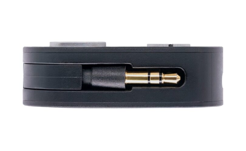 Émetteur-récepteur Bluetooth iFi UP Travel Max vu de profil, boîtier noir compact avec sa prise jack 3,5 mm dorée escamotable sortie du boîtier, aptX Lossless et LDAC