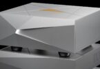 Serveur musical Innuos Nazaré en aluminium argent aux facettes taillées, posé sur le switch NazaréNET et le reclocker NazaréFLOW, pieds découplés visibles