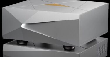 Serveur musical Innuos Nazaré en aluminium argent aux facettes taillées, posé sur le switch NazaréNET et le reclocker NazaréFLOW, pieds découplés visibles