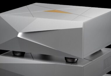 Serveur musical Innuos Nazaré en aluminium argent aux facettes taillées, posé sur le switch NazaréNET et le reclocker NazaréFLOW, pieds découplés visibles