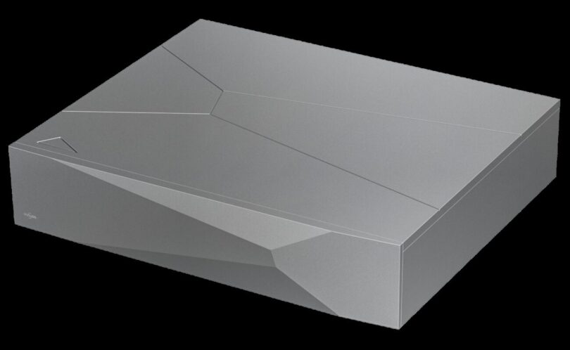 Switch réseau audiophile Innuos Next-Gen NET vu de trois quarts, châssis argent aux facettes biseautées de la gamme Next-Gen, compagnon du serveur ZENith Next-Gen