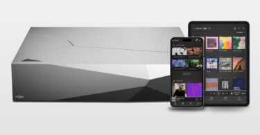 Serveur audio Innuos ZEN en aluminium à facettes avec smartphone et tablette affichant l'application Innuos Sense