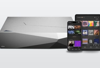 Serveur audio Innuos ZEN en aluminium à facettes avec smartphone et tablette affichant l'application Innuos Sense