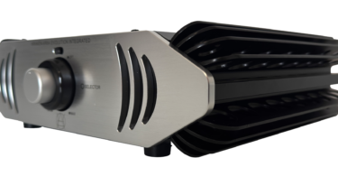 Amplificateur intégré Audio Resurgence Kraken AR6A Evolution en aluminium, vue de trois quarts avec sélecteur d'entrées et volume concentriques