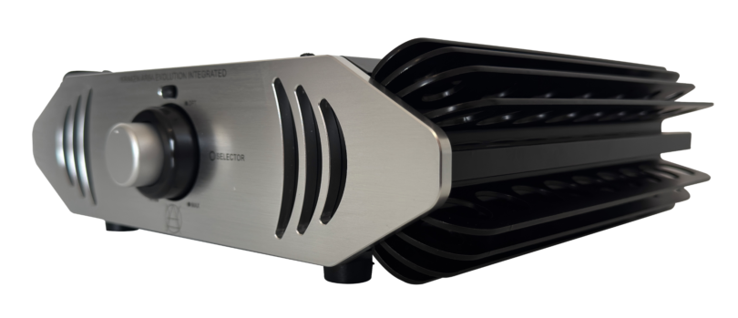 Amplificateur intégré Audio Resurgence Kraken AR6A Evolution en aluminium, vue de trois quarts avec sélecteur d'entrées et volume concentriques