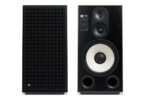 Paire de colonnes JBL L150 Classic finition noire, l une avec sa grille Quadrex en mousse, l autre nue montrant le boomer blanc de 380 mm, le médium et le tweeter titane