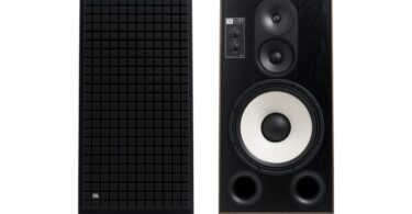 Paire de colonnes JBL L150 Classic finition noire, l une avec sa grille Quadrex en mousse, l autre nue montrant le boomer blanc de 380 mm, le médium et le tweeter titane