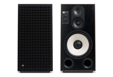 Paire de colonnes JBL L150 Classic finition noire, l une avec sa grille Quadrex en mousse, l autre nue montrant le boomer blanc de 380 mm, le médium et le tweeter titane