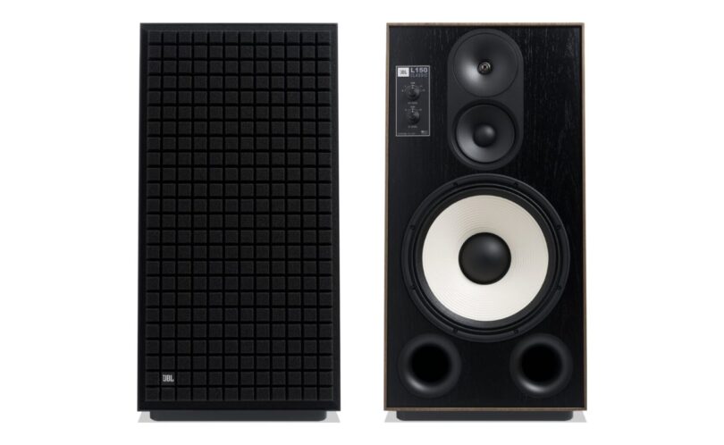 Paire de colonnes JBL L150 Classic finition noire, l une avec sa grille Quadrex en mousse, l autre nue montrant le boomer blanc de 380 mm, le médium et le tweeter titane