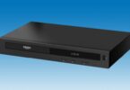 Lecteur Blu-ray 4K Ultra HD Laser BLU-BD4K-384 noir vu de trois quarts, logo Ultra HD Blu-ray sur le tiroir, afficheur de temps de lecture en façade, trois touches éjection, lecture et marche, port USB frontal