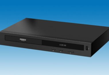 Lecteur Blu-ray 4K Ultra HD Laser BLU-BD4K-384 noir vu de trois quarts, logo Ultra HD Blu-ray sur le tiroir, afficheur de temps de lecture en façade, trois touches éjection, lecture et marche, port USB frontal